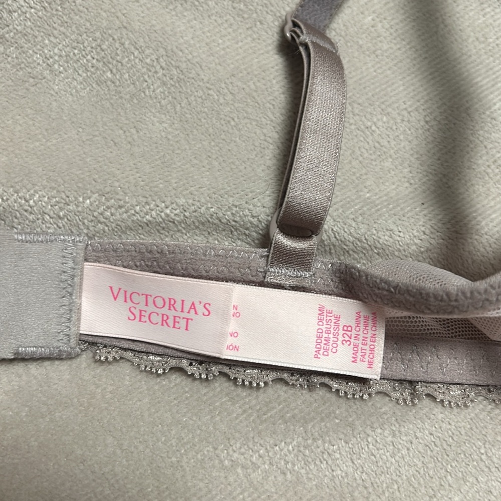 NWOT Victoria’s Secret lace demi bra - Picture 4 of 7